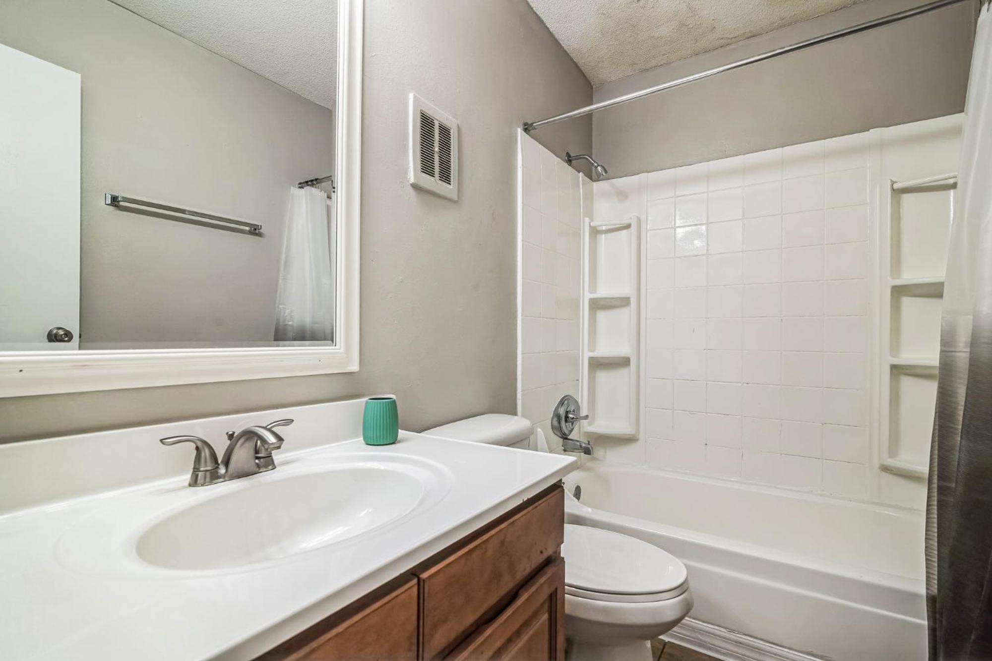 Sweetwater 7C I Beautiful 2Bd Apt I Free Parking Gainesville Exterior photo